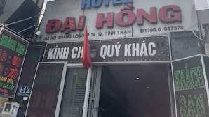 A hotel named Dai Hong with a sign indicating room rates and contact information. - Dai Hong Hotel - by Bay Luxury (Ho Chi Minh City)