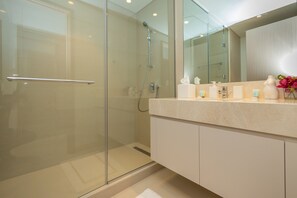 Deluxe Apartment | Bathroom | Hair dryer, towels - Amazing 3BR Burj Khalifa & Fountain View (Dubai)