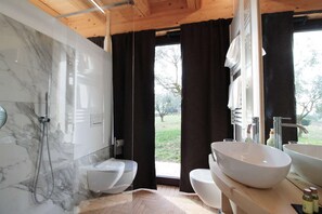 Douche, séchoir à cheveux, bidet