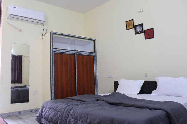 2 bedrooms, desk, free WiFi, bed sheets