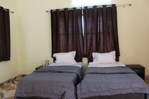 2 bedrooms, desk, free WiFi, bed sheets - Neerja Guest House, super closer to Assi Ghat and famous temples (Varanasi)