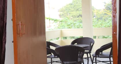 Neerja Guest House, super closer to Assi Ghat and famous temples