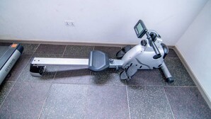 Ein stationäres Fahrrad mit digitalem Display, Fußpedal und Lenker.