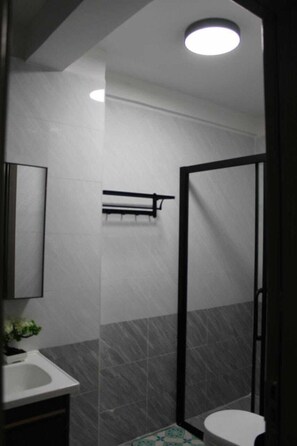 Comfort-studio | Kylpyhuone | Suihku, ilmaiset hygieniatuotteet, bidee, pyyhkeet