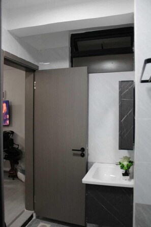 Comfort Studio | Bathroom | Shower, free toiletries, bidet, towels - Lux Suites Royal Studio Apartments (Nairobi)