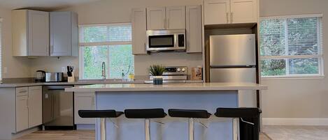 Microondas, tetera eléctrica y tostadora