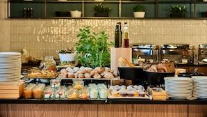 A buffet with various food items, including pastries and bread, and a selection of beverages. - Hotel Bergo Resort & SPA (Szklarska Poreba)