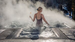 A person in a spa bath with steam, surrounded by a snowy landscape and trees. - Hotel Bergo Resort & SPA (Szklarska Poreba)