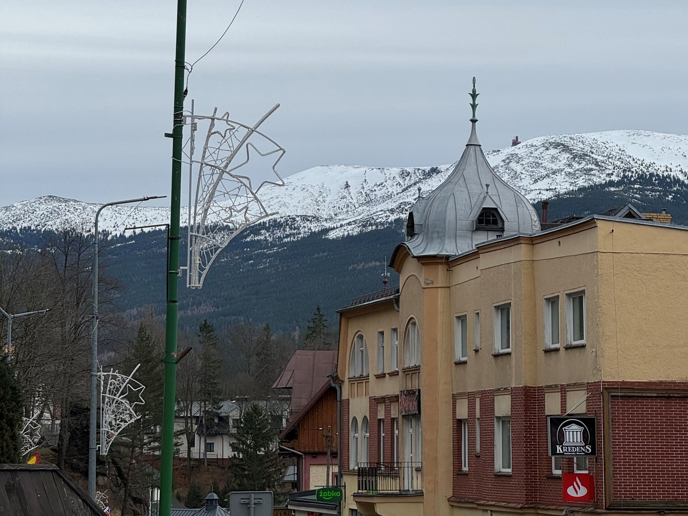 A building with a traditional architectural style, featuring a prominent dome and a sign for 'Kredens'.