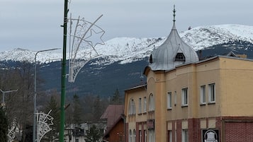 A building with a traditional architectural style, featuring a prominent dome and a sign for 'Kredens'.