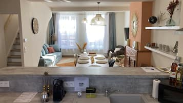 Een koelkast met diepvriezer, een microgolfoven, een oven, een kookplaat