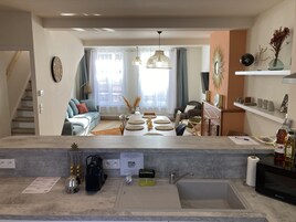 Full-size fridge, microwave, oven, stovetop