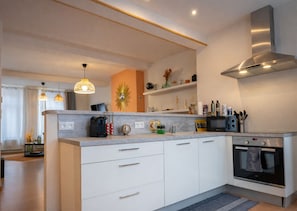 Appartement Familial | Cuisine privée | Grand réfrigérateur, micro-ondes, four, plaque de cuisson