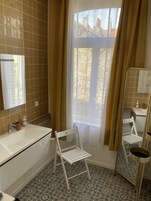 Apartamento familiar | Baño | Ducha, secador de pelo, toallas y champú