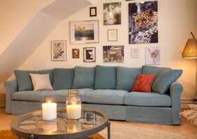 Apartamento familiar | Zona de estar | Smart TV de 120 cm con canales digitales, Netflix