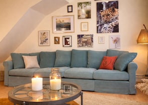 패밀리 아파트 | 거실 공간 | 디지털 채널 시청이 가능한 120cm 스마트 TV, 넷플릭스, 스트리밍 서비스