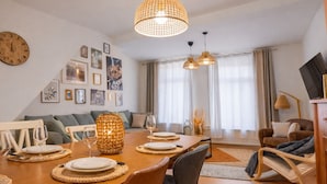 Familieleilighet | Oppholdsområde | En 120-centimeters smart-TV med digitale kanaler samt Netflix