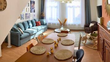 Apartamento familiar | Zona de estar | Smart TV de 120 cm con canales digitales, Netflix