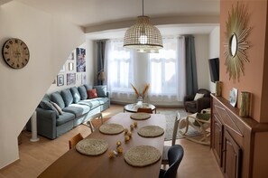 Family Apartment | Living area | 120-cm Smart TV with digital channels, Netflix, streaming services - Apart'Moment EN GROUPE - Le Bohemian Chic (Saint-Omer)