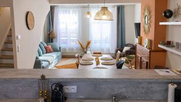 家庭公寓 | 起居區 | 120-公分智慧型電視、數位頻道、Netflix、串流服務