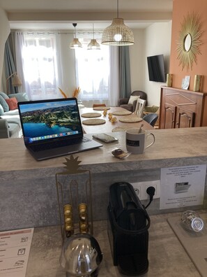 120-cm Smart TV with digital channels, Netflix, streaming services - Apart'Moment EN GROUPE - Le Bohemian Chic (Saint-Omer)