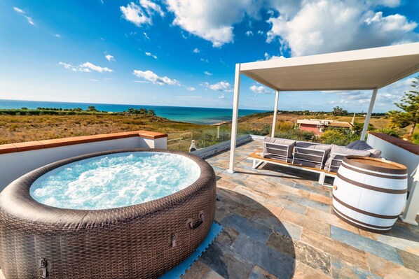 Terrace/patio - Sea view, only 400 m from blue flag beach, mini-pool-jacuzzi (Porto Palo)