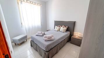 3 habitaciones, tabla de planchar con plancha y cuna de viaje