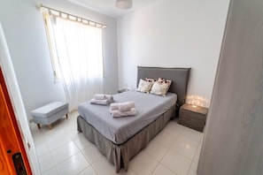 3 chambres, fer et planche à repasser, lit parapluie, Wi-Fi gratuit