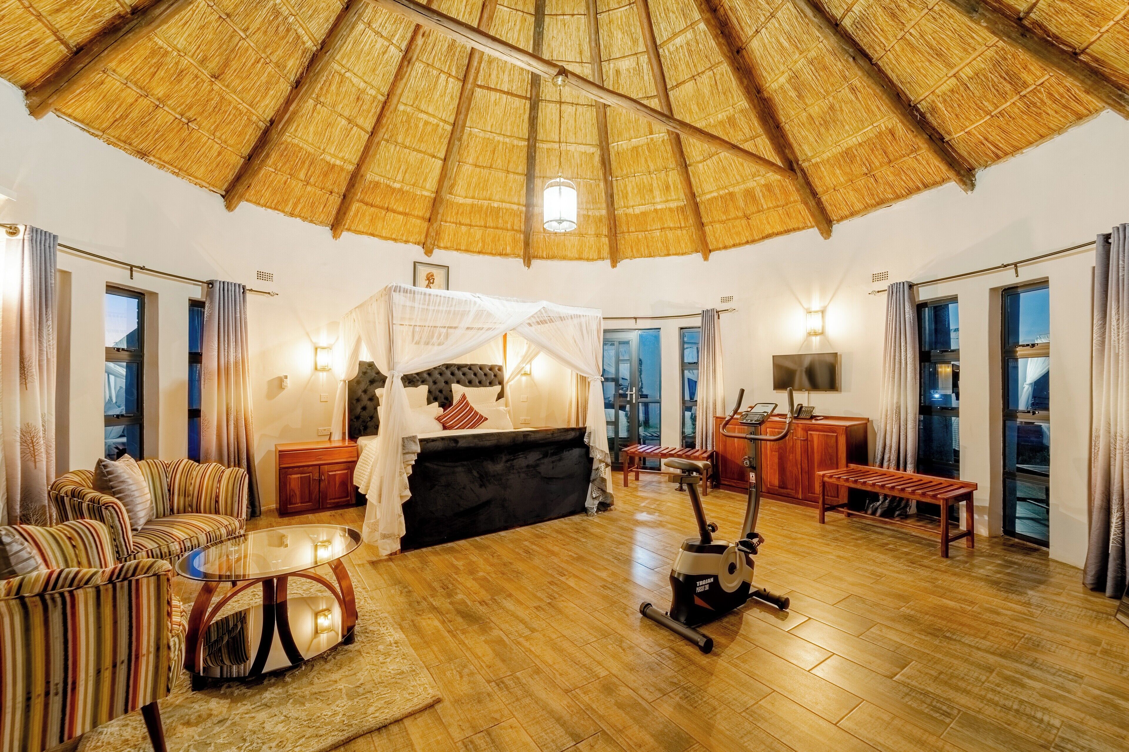 Individuell dekoriert, individuell eingerichtet, Schreibtisch