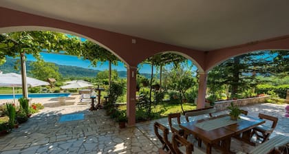 Villa Thousand Roses - Four-Bedroom Villa with Terrace and Swimming Pool