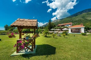 Property grounds - Villa Thousand Roses - Four-Bedroom Villa with Terrace and Swimming Pool (Gruda)