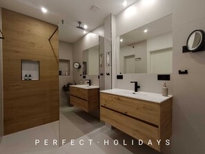 Shower, hair dryer, towels