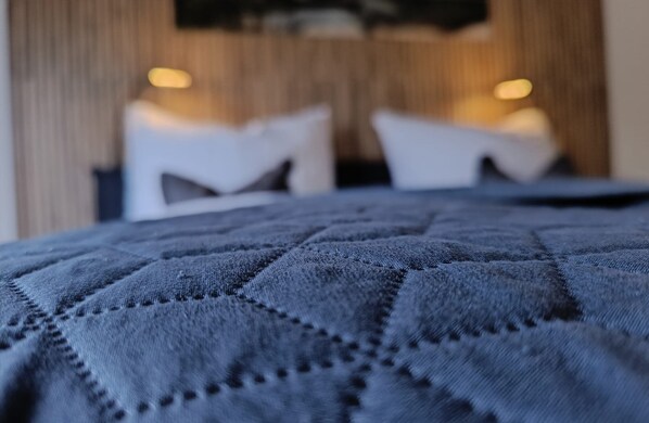 1 bedroom, bed sheets