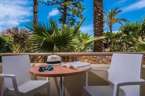 One Bedroom Family Room | 露台/庭院