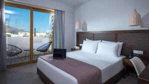 A hotel room with a bed, a laptop, a desk, and a chair. - Meropi Hotel (Hersonissos)