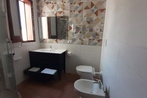 Dusj, hårføner, bidé og håndklær