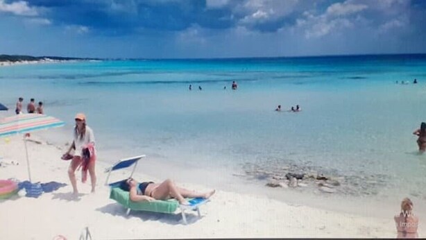 A beach with clear turquoise water, people swimming and sunbathing. - 2 Bedroom Apartment in Specchiolla (Specchiolla)
