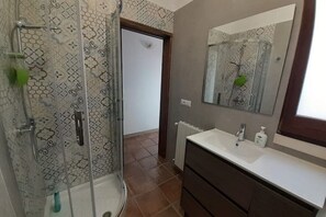 Chuveiro, secador de cabelo, bidê, toalhas de banho