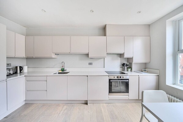 Køleskab, kogeplade, opvaskemaskine, brødrister