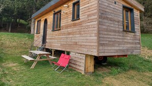 A wooden cabin with a flat roof, a front door, and a small porch area. - Tiny House in Méaudre in the heart of nature (Vercors plateau) (Autrans-Méaudre en Vercors)