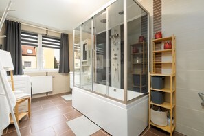 Apartment, 3 Bedrooms, 2 Bathrooms | Bathroom | Towels, toilet paper - Dom Sianowska Poznań by Renters (Poznan)