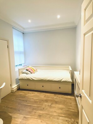Room - Notting Hill flat with garden.  Beautiful 2 bed/ 2 bathroom.  Pet Friendly! (London)