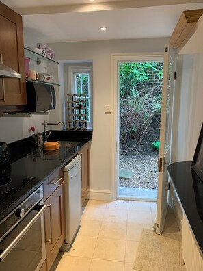 Private kitchen - Notting Hill flat with garden.  Beautiful 2 bed/ 2 bathroom.  Pet Friendly! (London)
