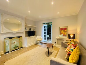 Living area - Notting Hill flat with garden.  Beautiful 2 bed/ 2 bathroom.  Pet Friendly! (London)