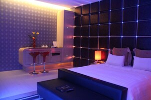 Deluxe Double Room | In-room dining