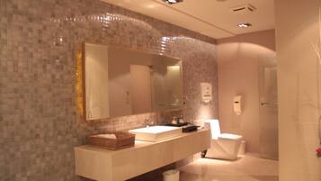 Deluxe tweepersoonskamer | Badkamer | Een aparte badkuip en douche, een bubbelbad, een hydromassagedouche
