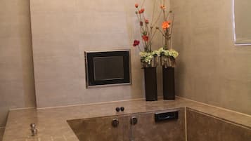 Deluxe Double Room | Deep soaking bathtub