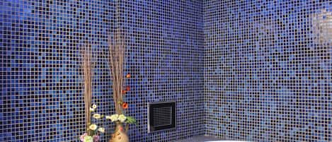 Deluxe Double Room | Bathroom | Separate tub and shower, jetted tub, hydromassage showerhead