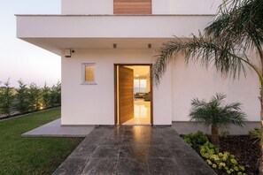 Exterior detail - Sea Pearl Beachfront Villas (Ayia Napa)