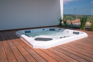 Outdoor spa tub